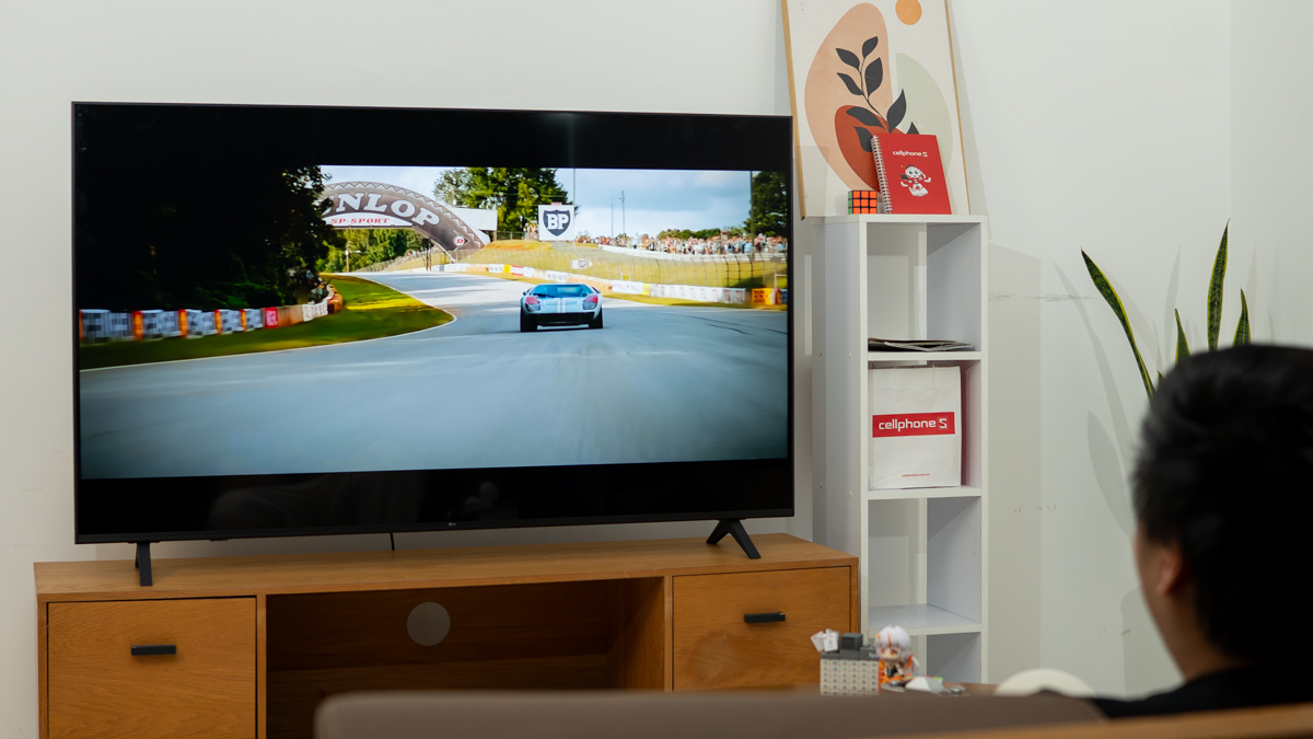 Trên tay Smart TV LG UHD 4K 65 inch: TV lớn 4K, AI thông minh, xem World Cup cực “đã”, giá 12.69 triệu