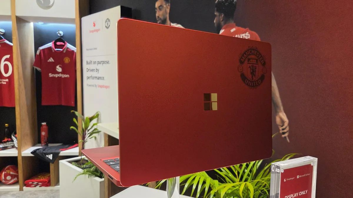 Trên tay Surface Laptop phiên bản Manchester United