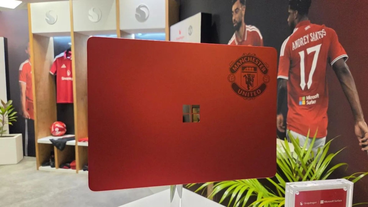 Trên tay Surface Laptop bản Manchester United: Sắc đỏ Old Trafford cực cháy, fan MU nào cũng mê, giá từ 31 triệu