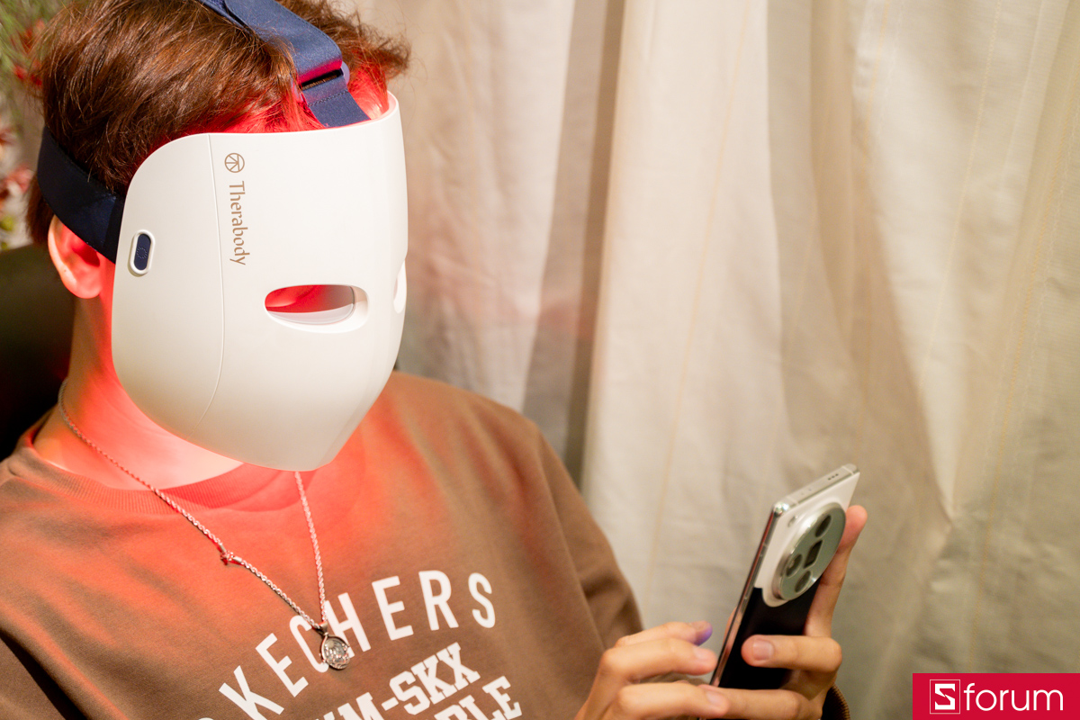 Chế độ massage rung kích hoạt đồng thời với liệu trình LED