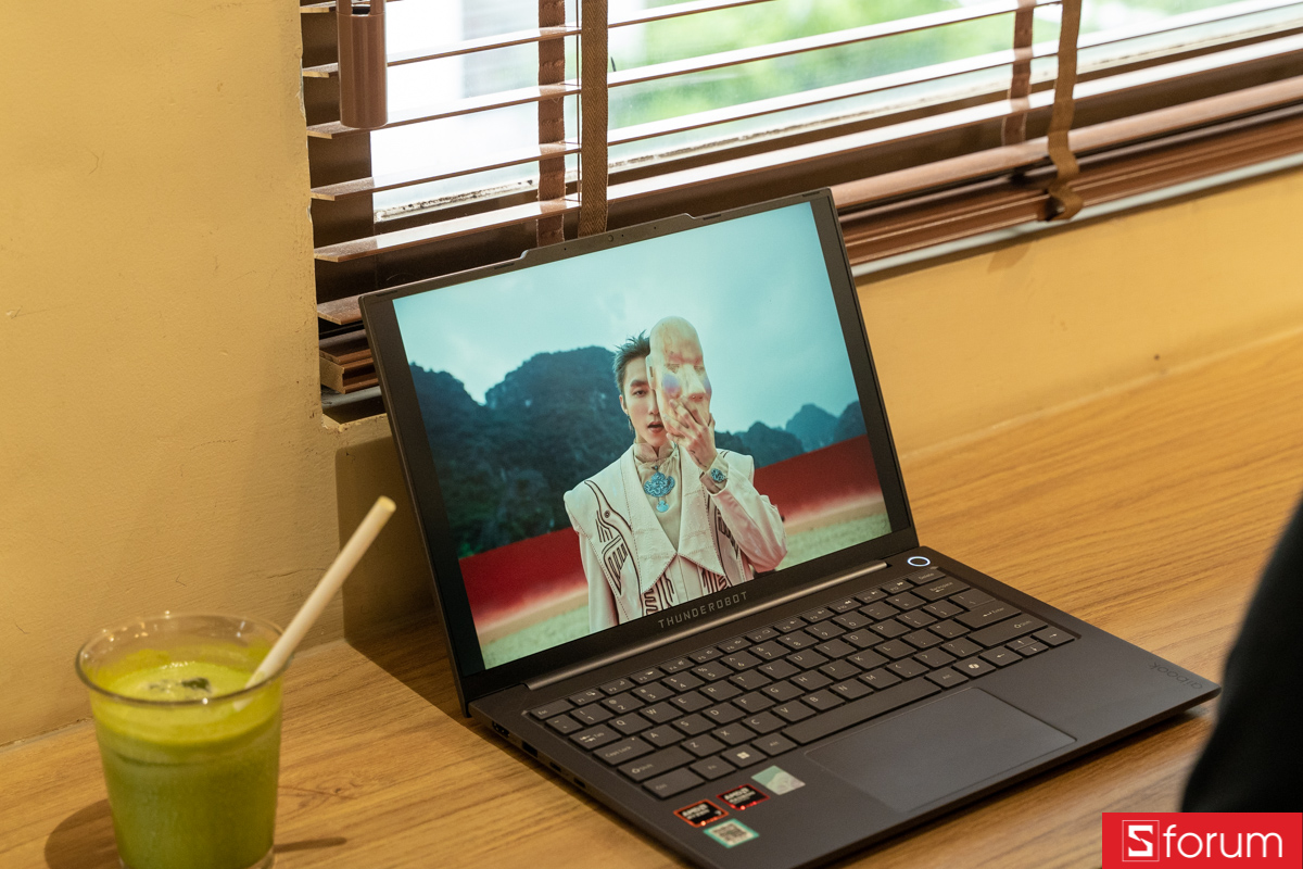 Nghe nhạc cùng Thunderobot AiBook 14 Air