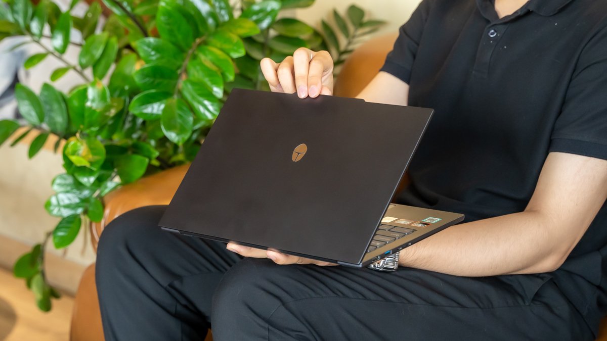 Ngỡ ngàng với laptop brand "lạ" giá 22 triệu: Trang bị Ryzen 7 cùng 16GB RAM, màn 2.8K trên thân máy nhôm 1kg
