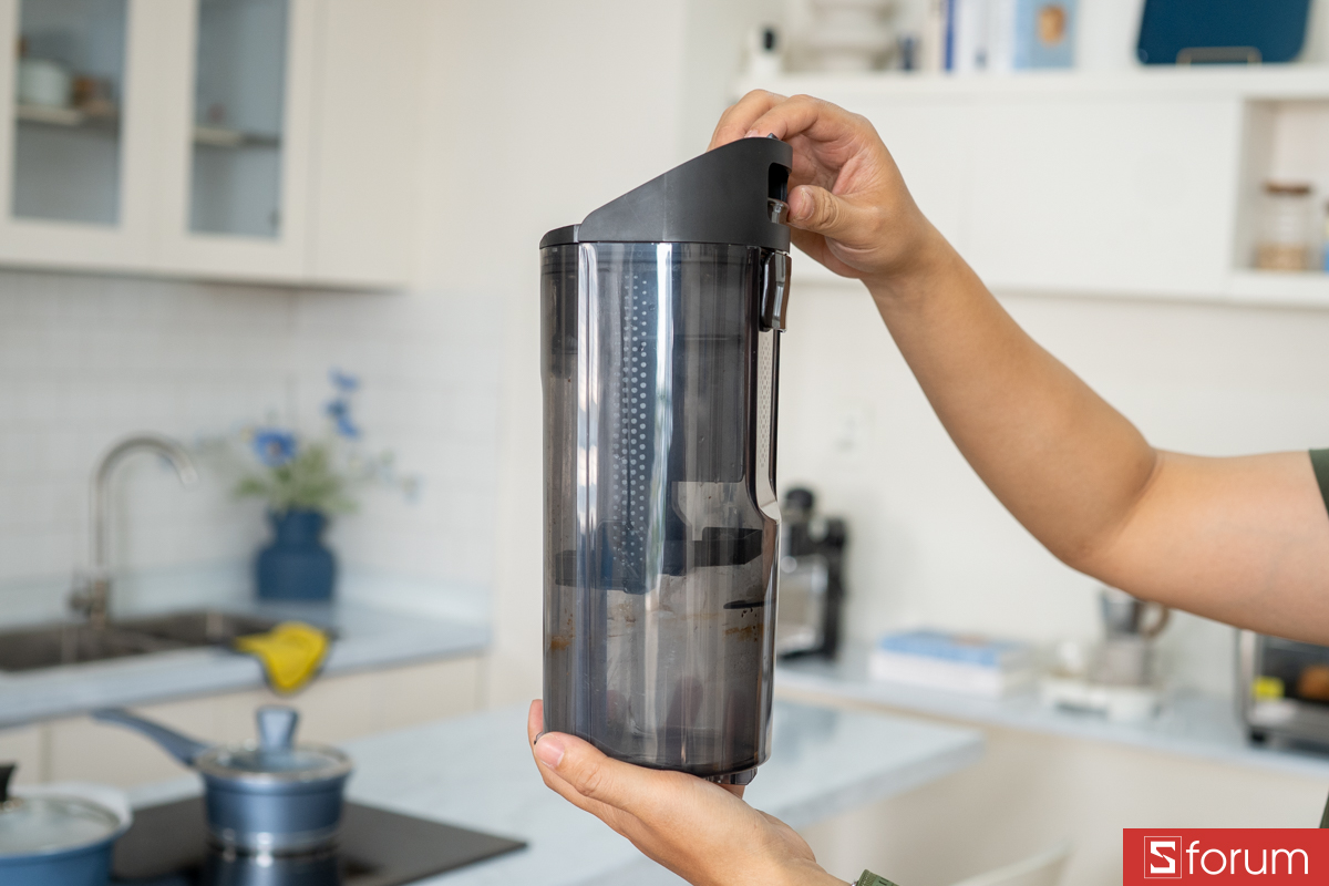 Bình chứa bụi sau khi lau nhà