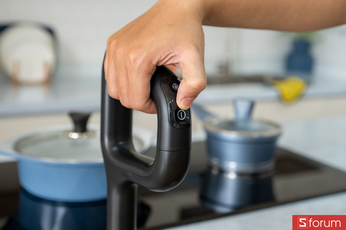 Nút bấm trên tay cầm máy hút bụi