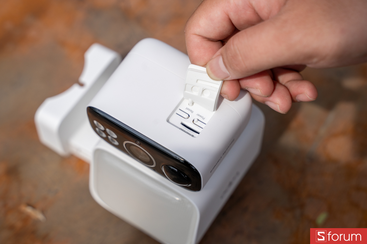 Vị trí phím bấm và khe microSD trên TP-Link Tapo C615F