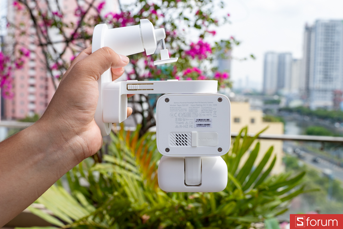 Mặt sau TP-Link Tapo C615F