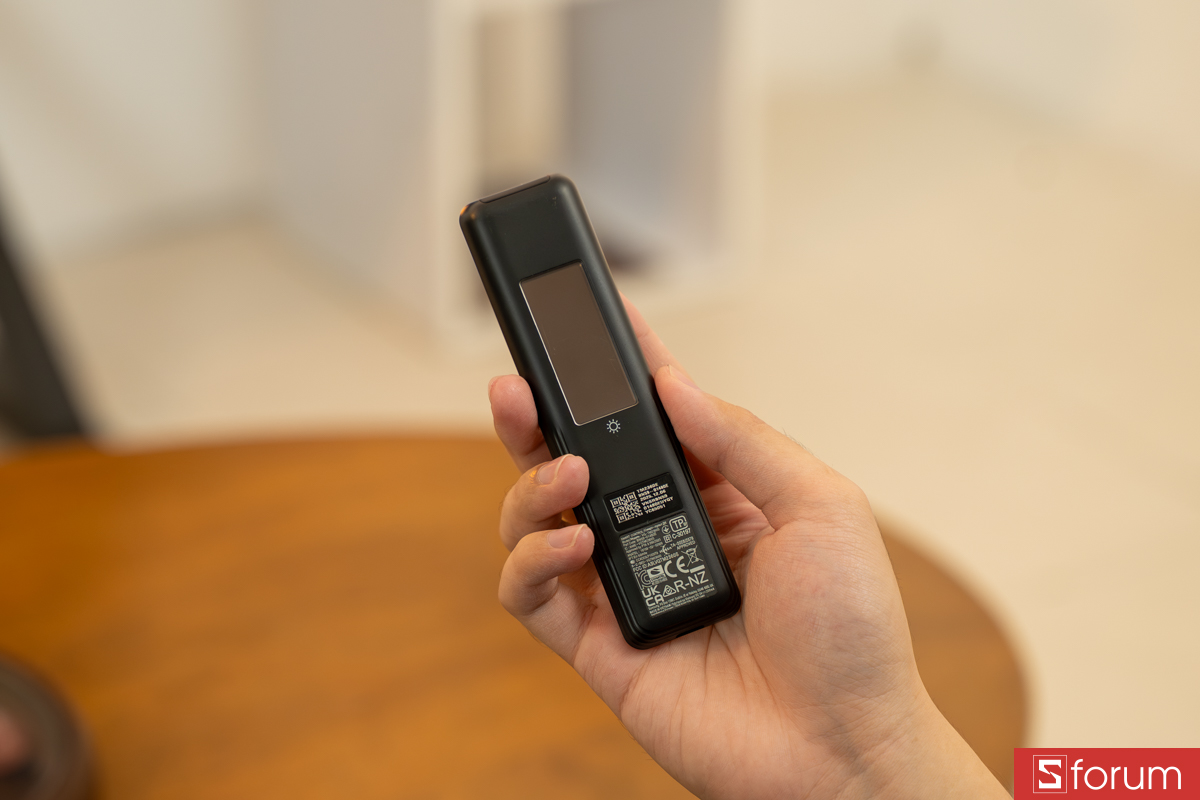 Tấm sạc pin năng lương mặt trời trên remote