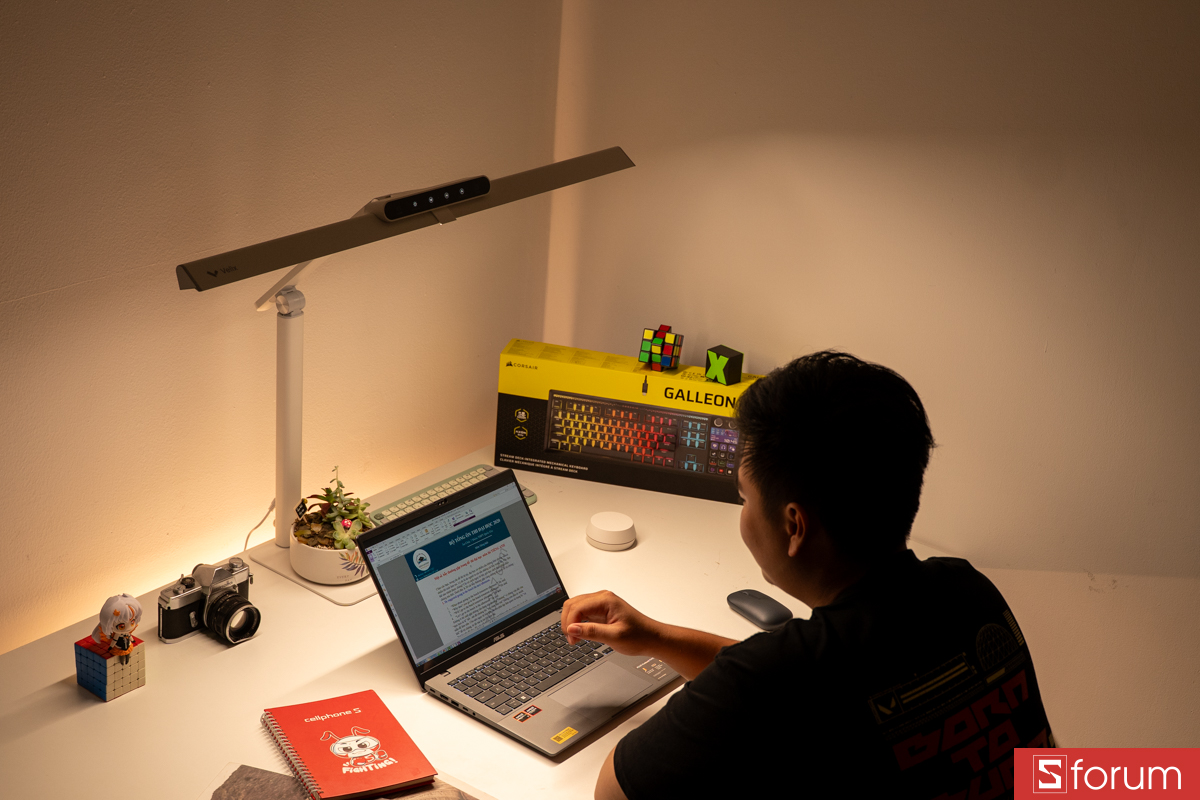 Ngồi làm việc dưới đèn Velix Luxia Max