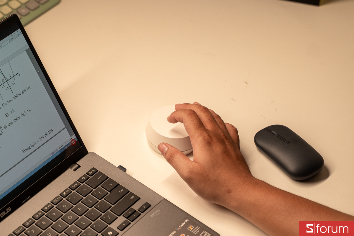 Tăng/giảm độ sáng bằng cách cuộn ngang