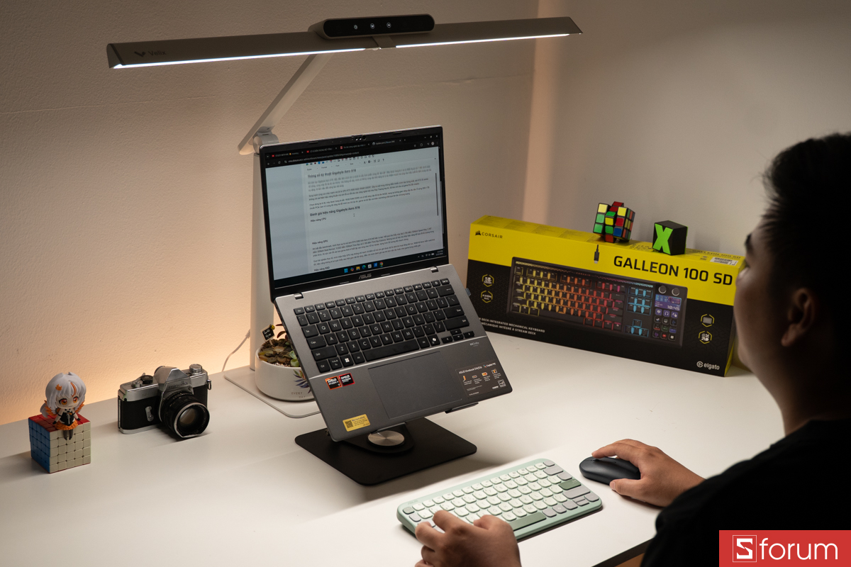 Ngồi làm việc dưới đèn Velix Luxia Max