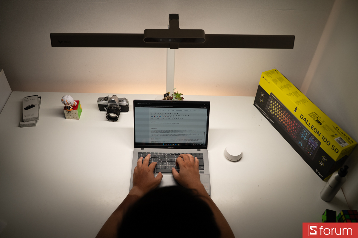 Làm việc dưới ánh đèn Velix Luxia Max