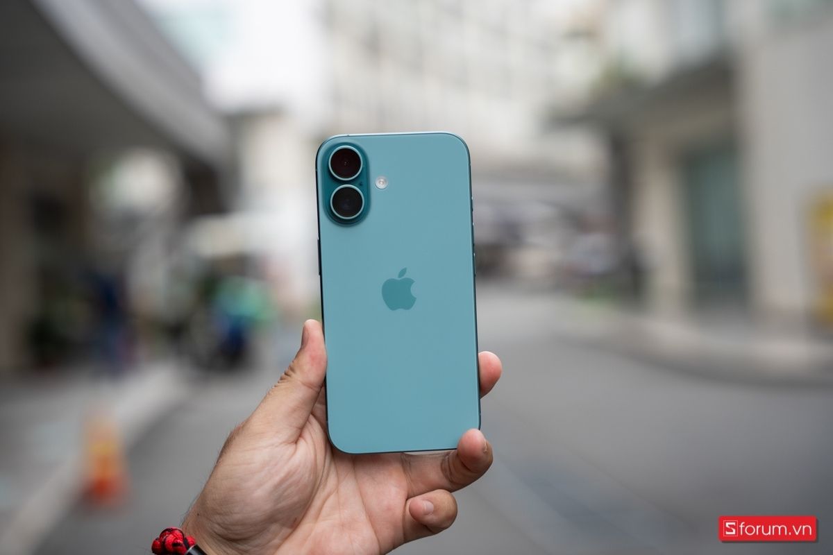Ảnh thực tế iPhone 16 màu xanh - Thiết kế