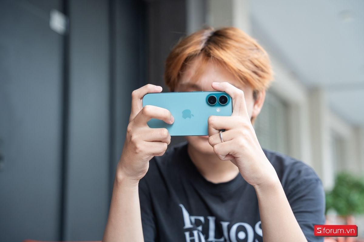 Ảnh thực tế iPhone 16 màu xanh -  Nhược điểm