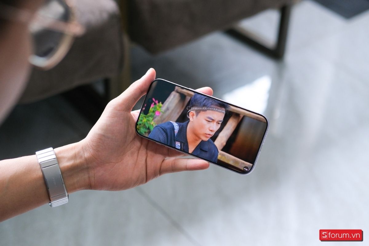 Ảnh thực tế iPhone 17 màu tím - Màn hình