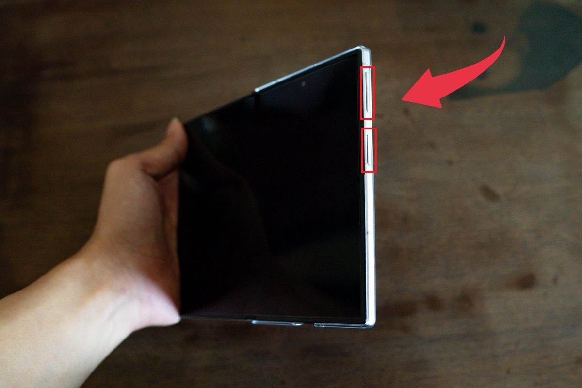 Cách khởi động Galaxy Z Fold 8 bằng phím vật lý - Bước 1