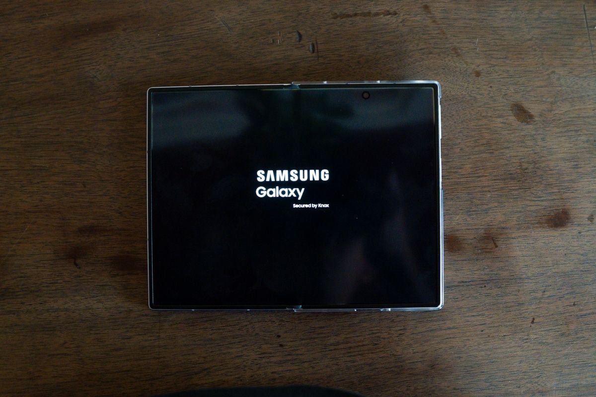 Cách khởi động Galaxy Z Fold 8 bằng phím vật lý - Bước 2