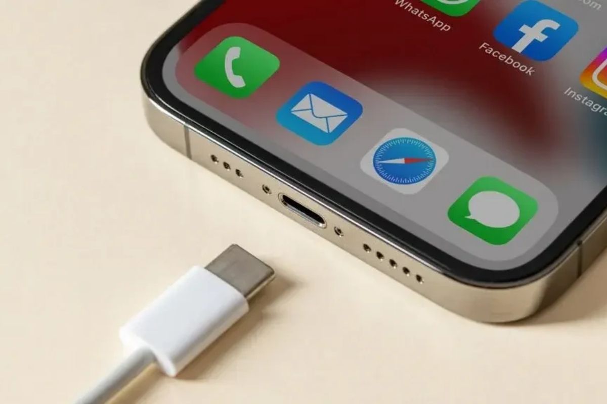 Cách sạc điện thoại không bị nóng bằng cách tháo ốp lưng