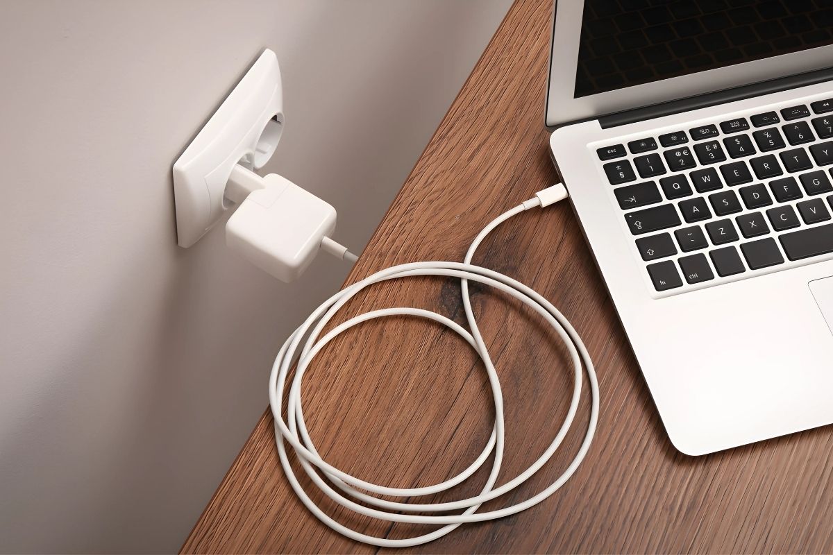 Giải đáp có nên cắm sạc laptop khi không sử dụng