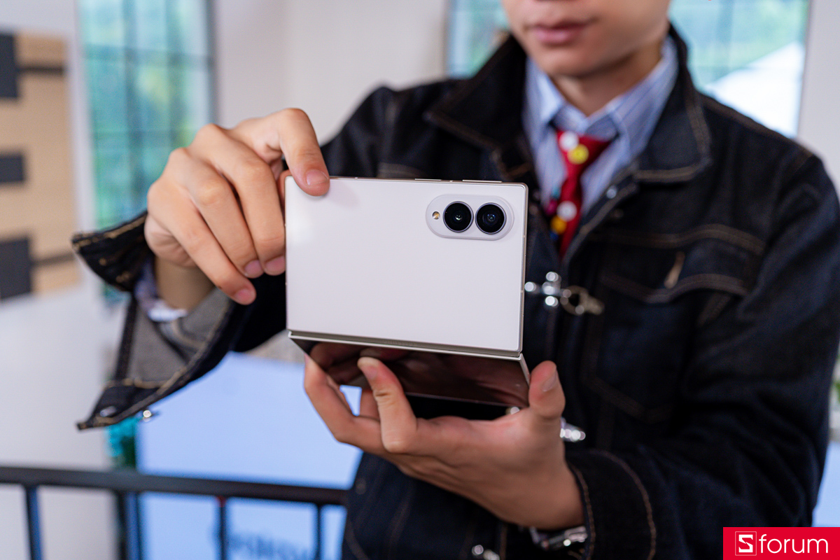 Samsung Galaxy Z Fold 8 có mấy màu - Màu trắng