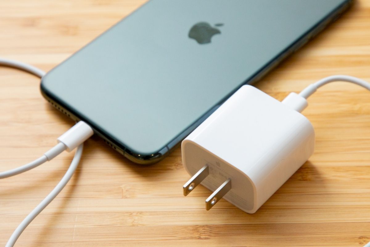 Sử dụng bộ sạc iPhone chính hãng