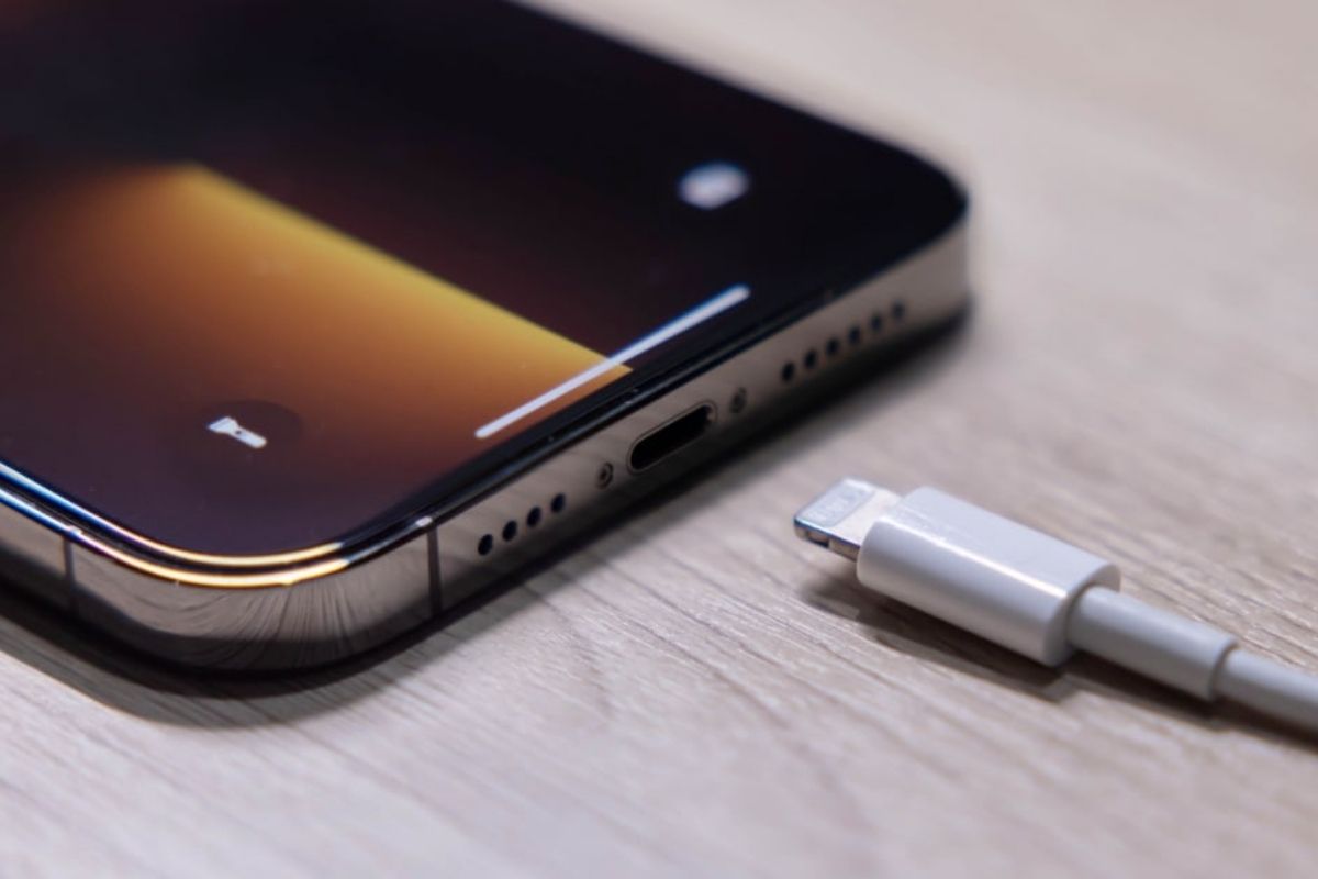 Cách khắc phục lỗi iPhone hết pin sạc không lên kiểm tra củ sạc
