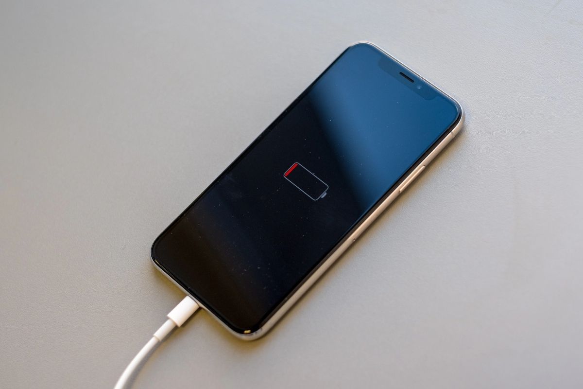Cách khắc phục lỗi iPhone hết pin sạc không lên do pin bị chai