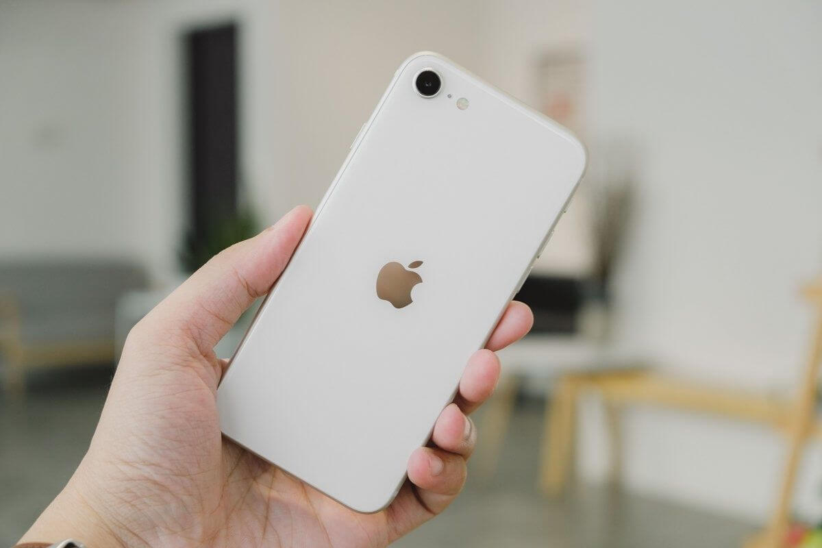 iPhone SE có giá từ 9.9 đến 15.9 triệu đồng