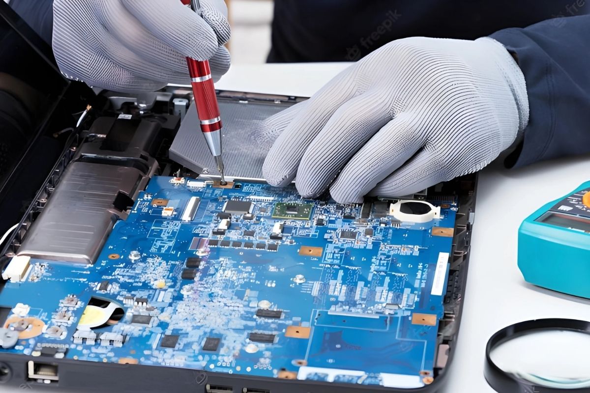 Khắc phục laptop bật nguồn sáng đèn 1 giây rồi tắt bằng cách sửa mainboard