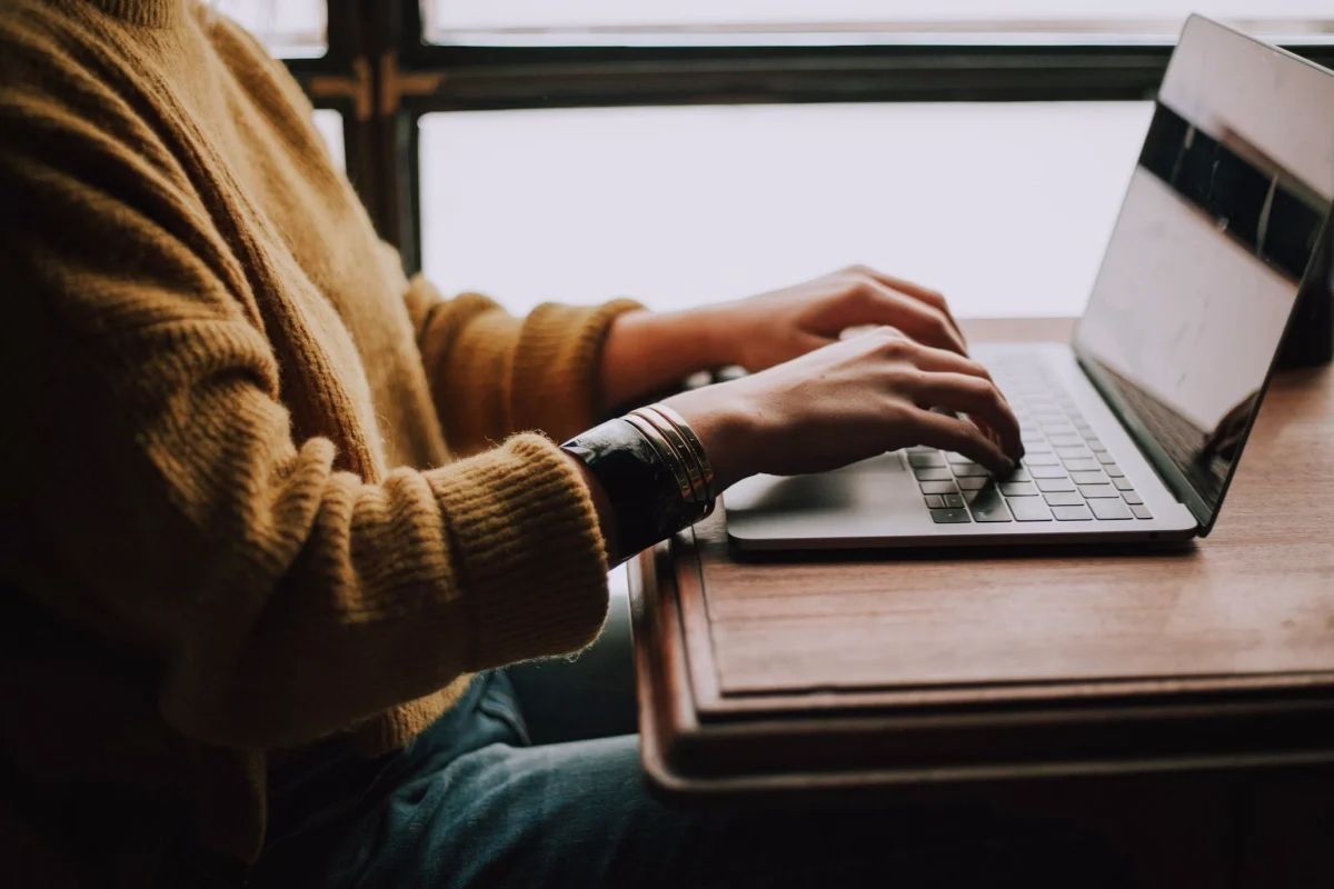 Phòng tránh laptop bật nguồn sáng đèn 1 giây rồi tắt 