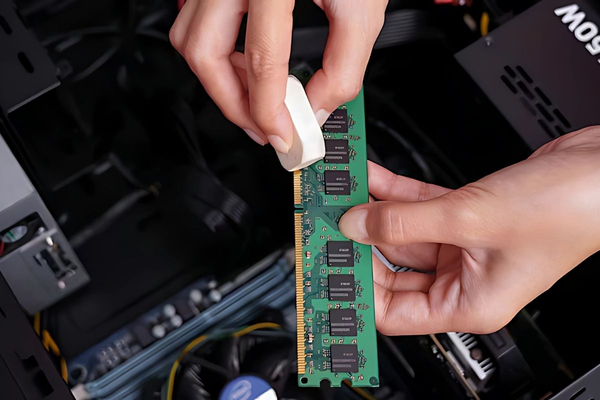 Khắc phục laptop bật nguồn sáng đèn 1 giây rồi tắt bằng cách vệ sinh RAM