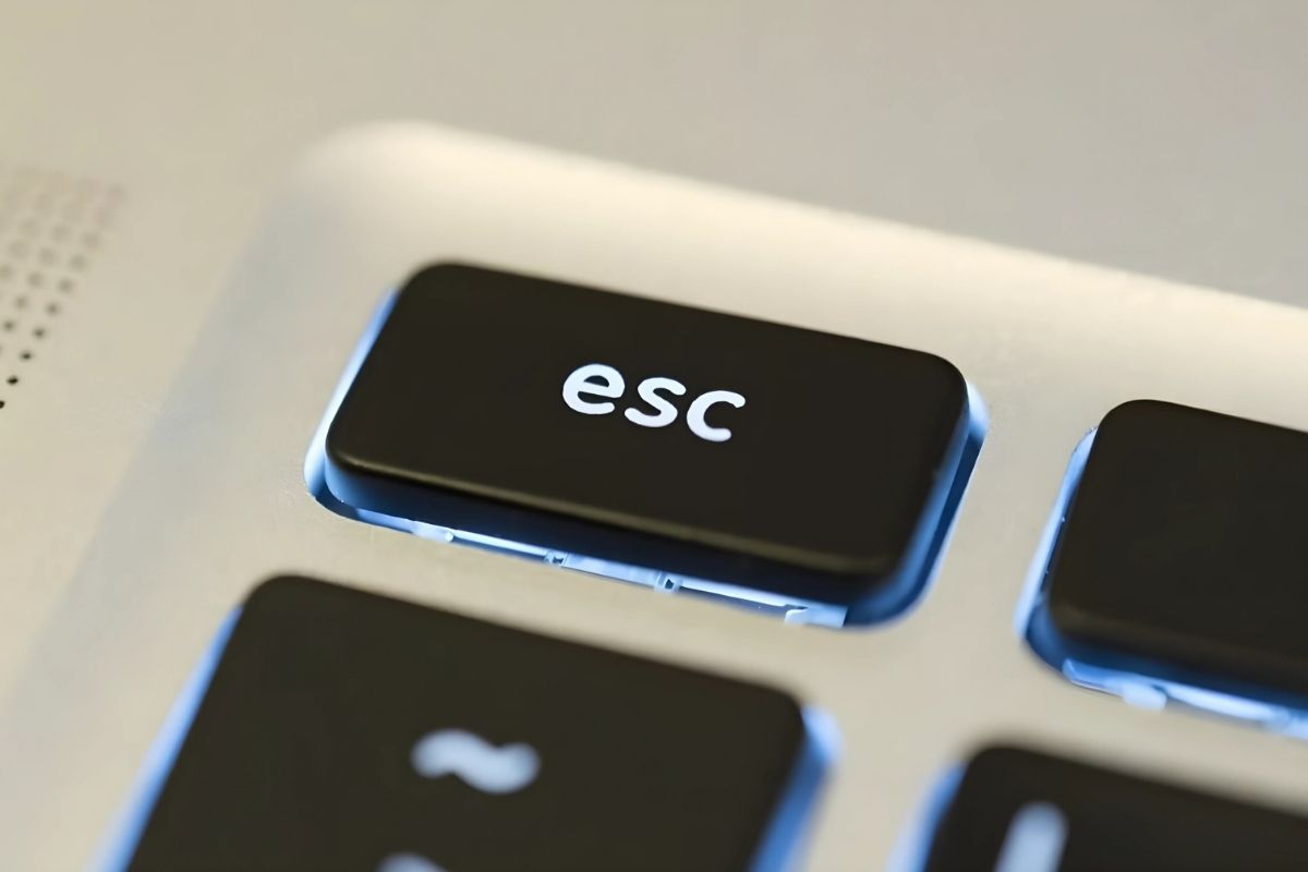 Khắc phục laptop bật nguồn sáng đèn 1 giây rồi tắt bằng cách khôi phục BIOS - bước 1