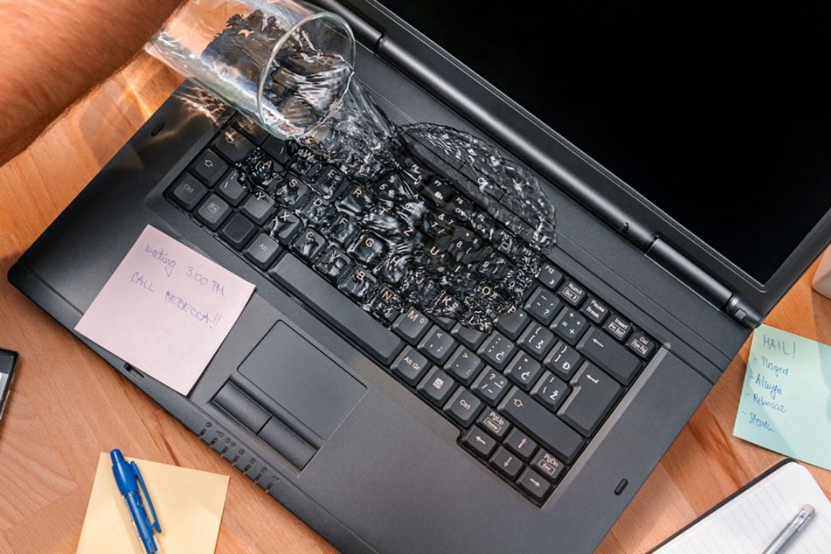 Laptop bị vô nước có sửa được không - Dấu hiệu