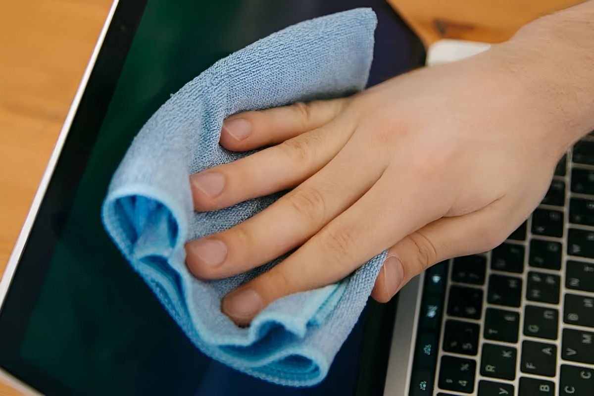 Laptop bị vô nước có sửa được không - xử lý bằng cách lau khô bề mặt