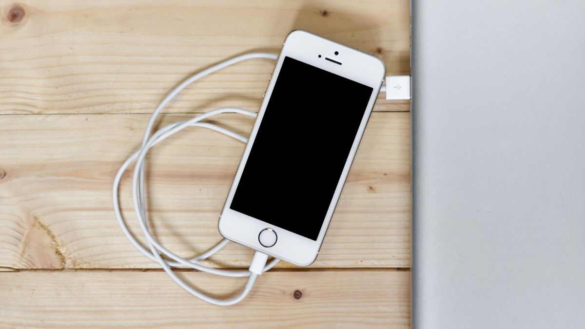 Bước 1: Kết nối iPhone với máy tính