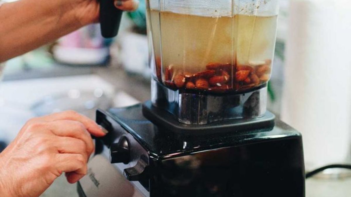 Bước 3: Lắp đặt cối xay vào máy và chọn chế độ nấu phù hợp