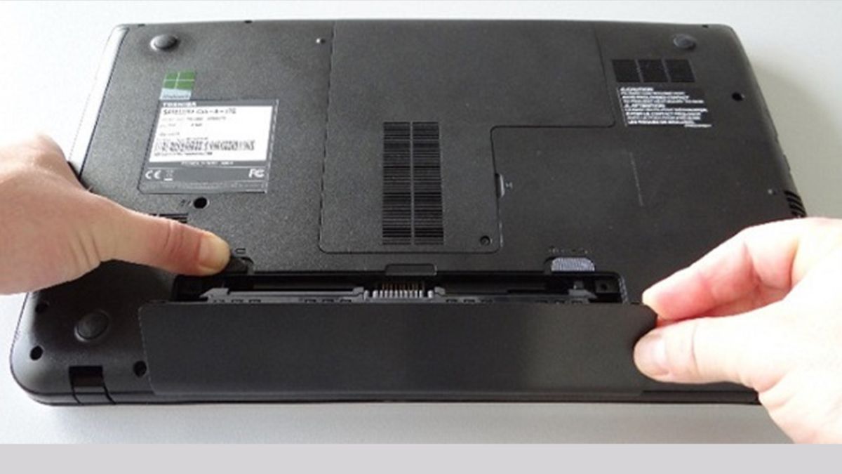 Hướng dẫn cách tháo pin trên laptop Dell pin rời - Đối với laptop Dell có 2 thanh gạt - Bước 2