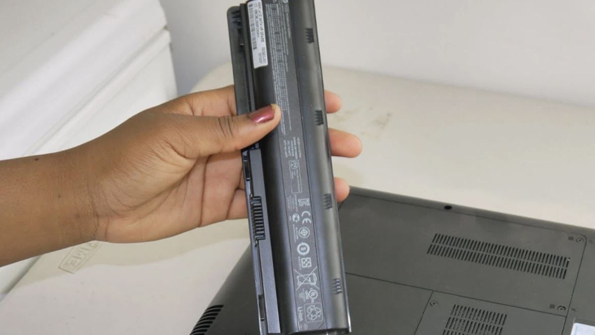 Hướng dẫn cách tháo pin trên laptop Dell pin rời - Đối với laptop Dell có 2 thanh gạt - Bước 2