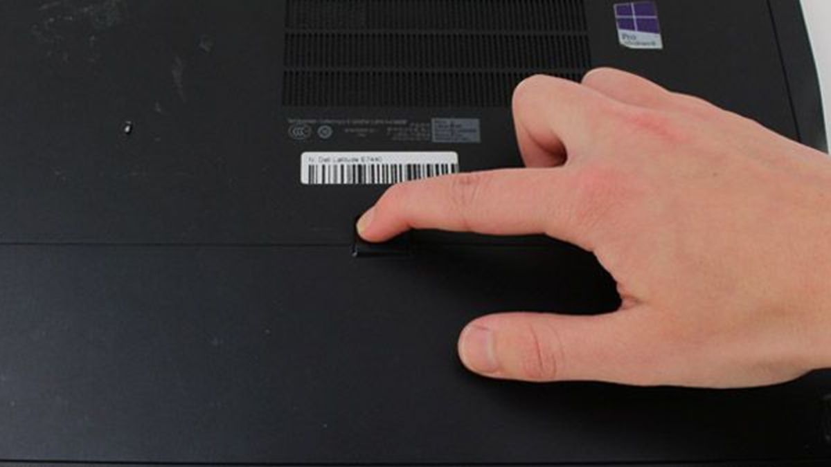 Hướng dẫn cách tháo pin trên laptop Dell pin rời - Đối với laptop Dell có 1 thanh gạt - Bước 2