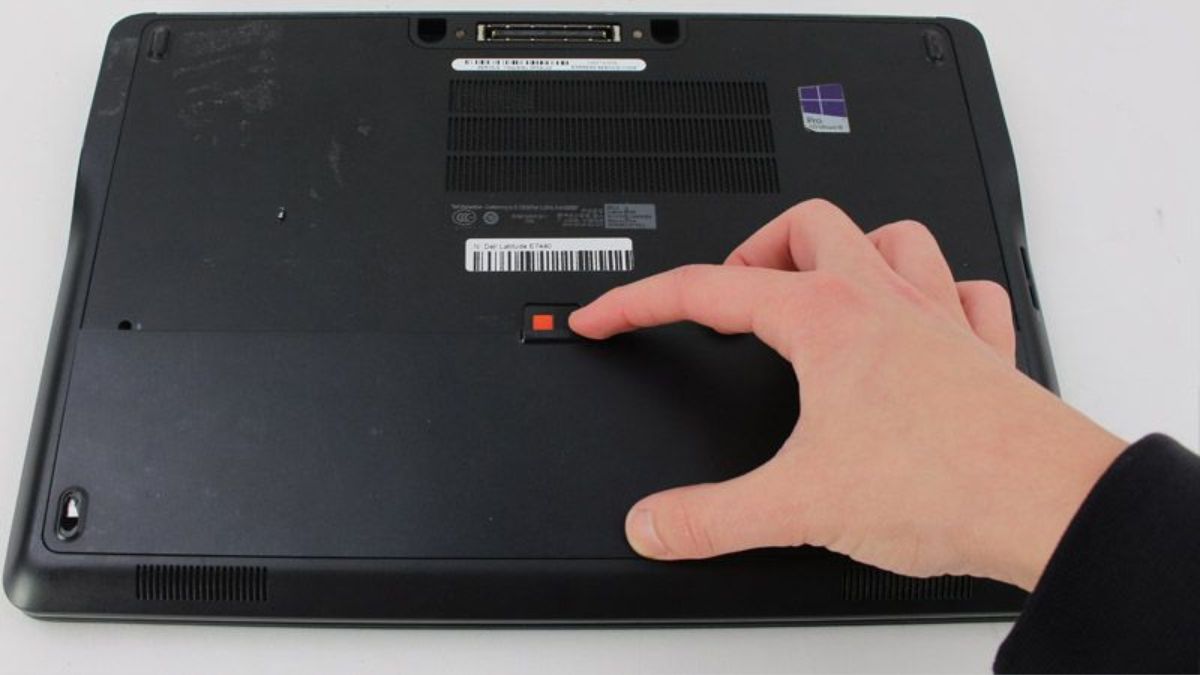 Hướng dẫn cách tháo pin trên laptop Dell pin rời - Đối với laptop Dell có 1 thanh gạt - Bước 3