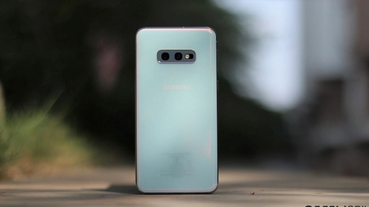 Samsung 2 mắt - Samsung Galaxy S10e tiện dụng, camera kép chất lượng