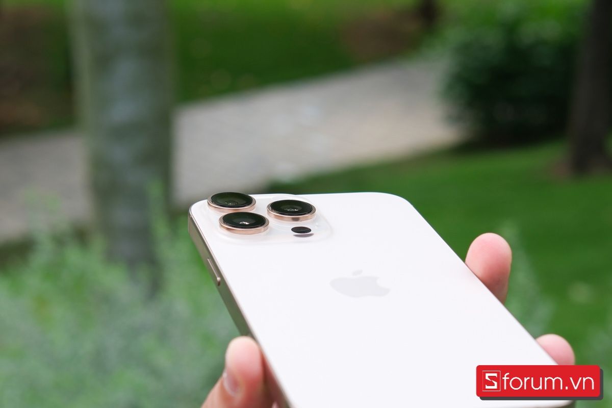 Camera, pin và sạc iPhone 16 Pro Max màu sa mạc