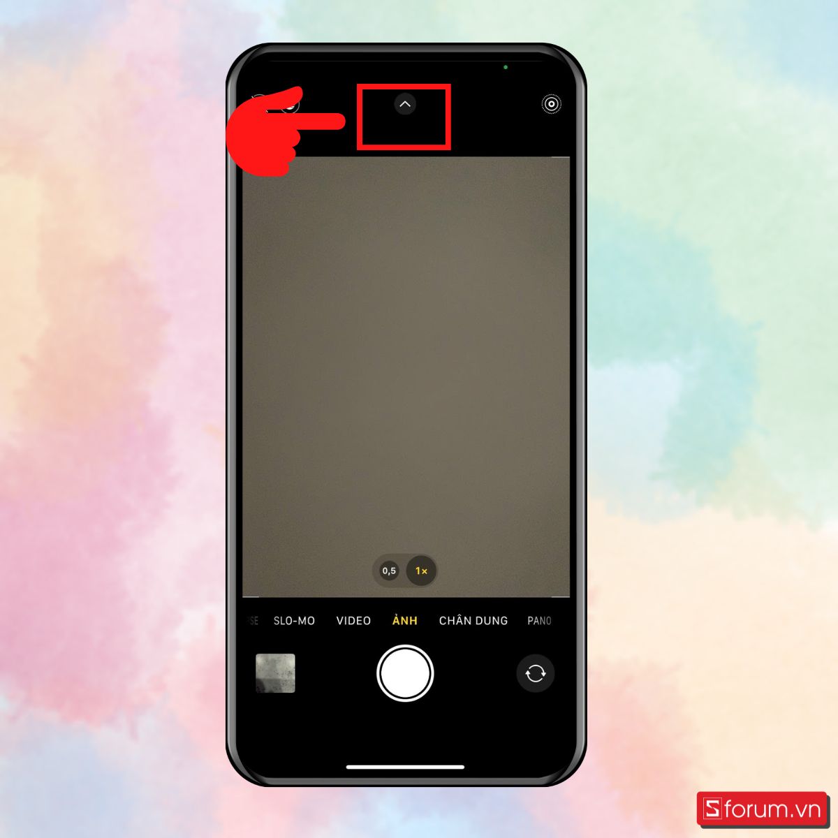 Cách hẹn giờ chụp ảnh trên iPhone bằng Camera mặc định - Nhấn vào biểu tượng mũi tên hướng lên ^