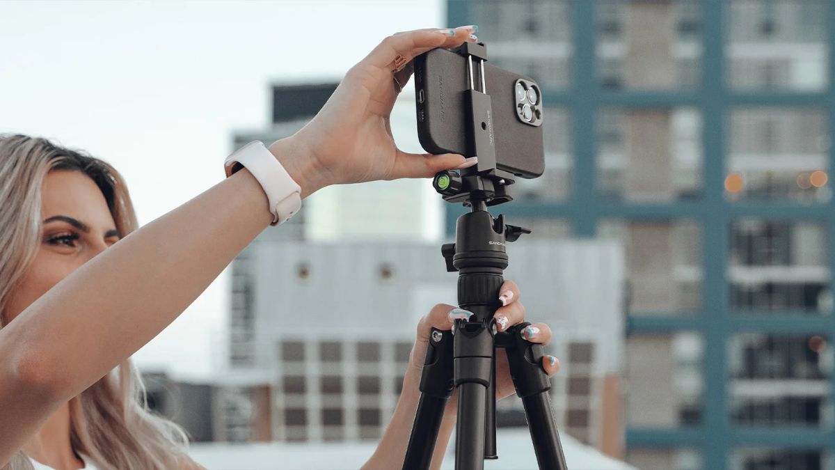 Cách hẹn giờ chụp ảnh khi dùng Tripod hoặc để cố định máy - Lắp iPhone lên Tripod và căn góc