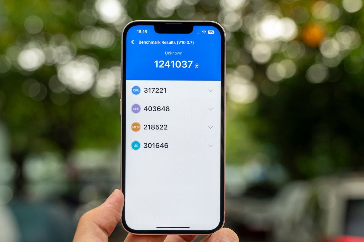 AnTuTu Benchmark chạy loạt bài kiểm tra mô phỏng trong quá trình trải nghiệm thực tế để đánh giá hiệu năng