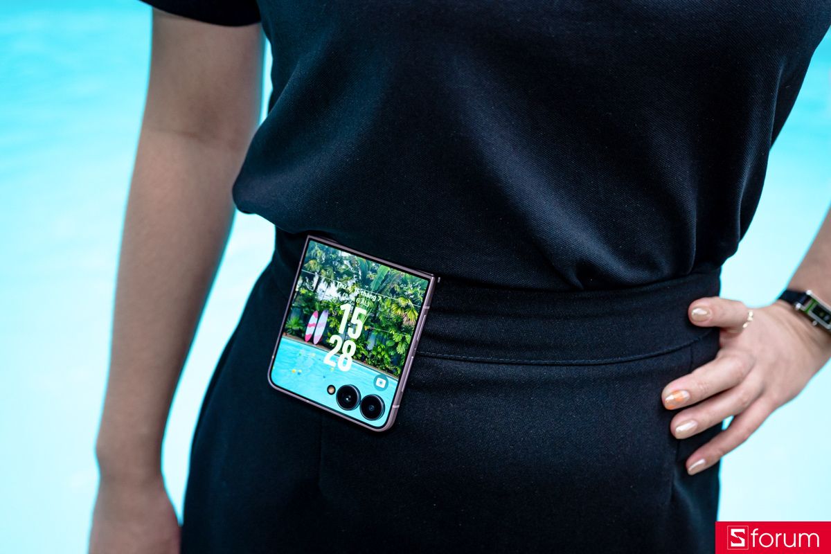 Có nên mang Galaxy Z Flip 8 xuống hồ bơi hoặc biển không?