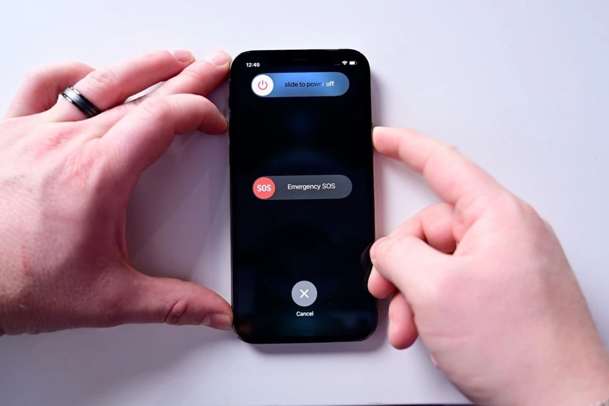 Cách khắc phục màn hình iPhone bị nhiễu - Khởi động lại iPhone