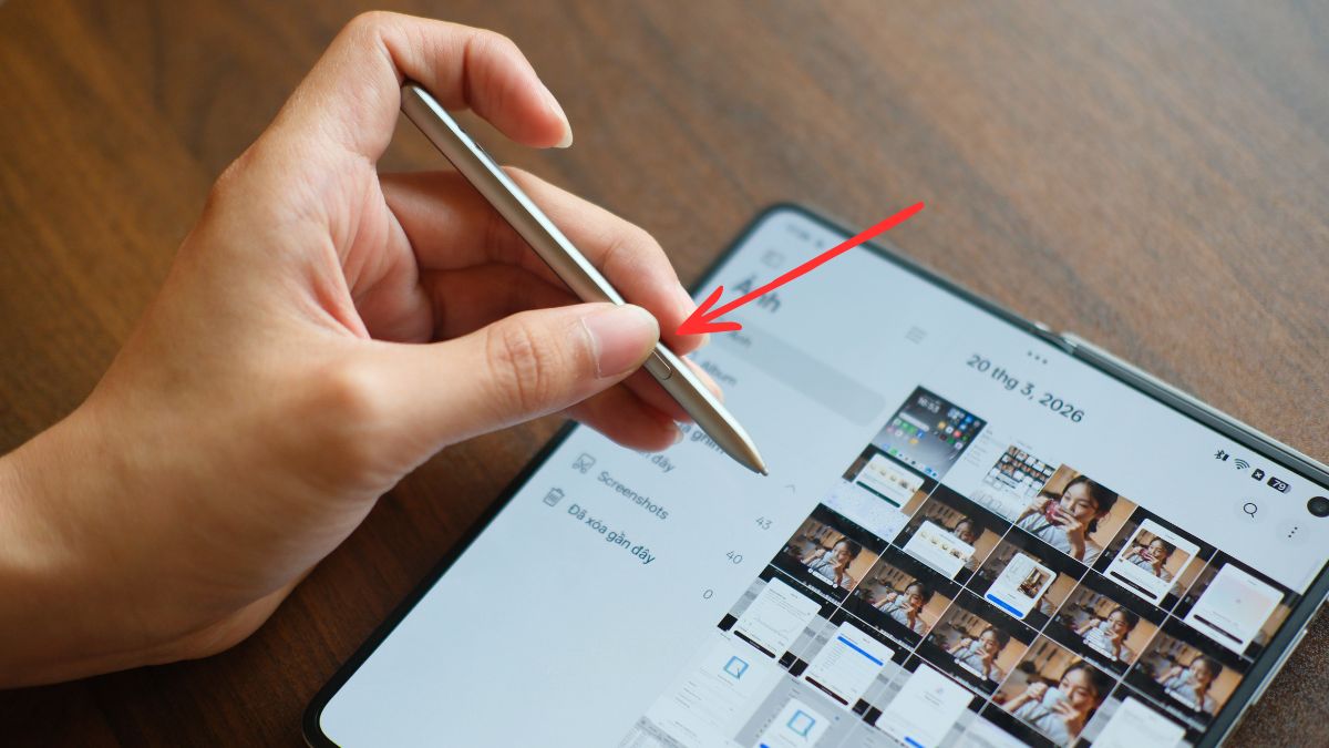 Bước 3: Dùng bút phác thảo - Nhấn giữ nút trên bút để tiến hành vẽ nét trên điện thoại.