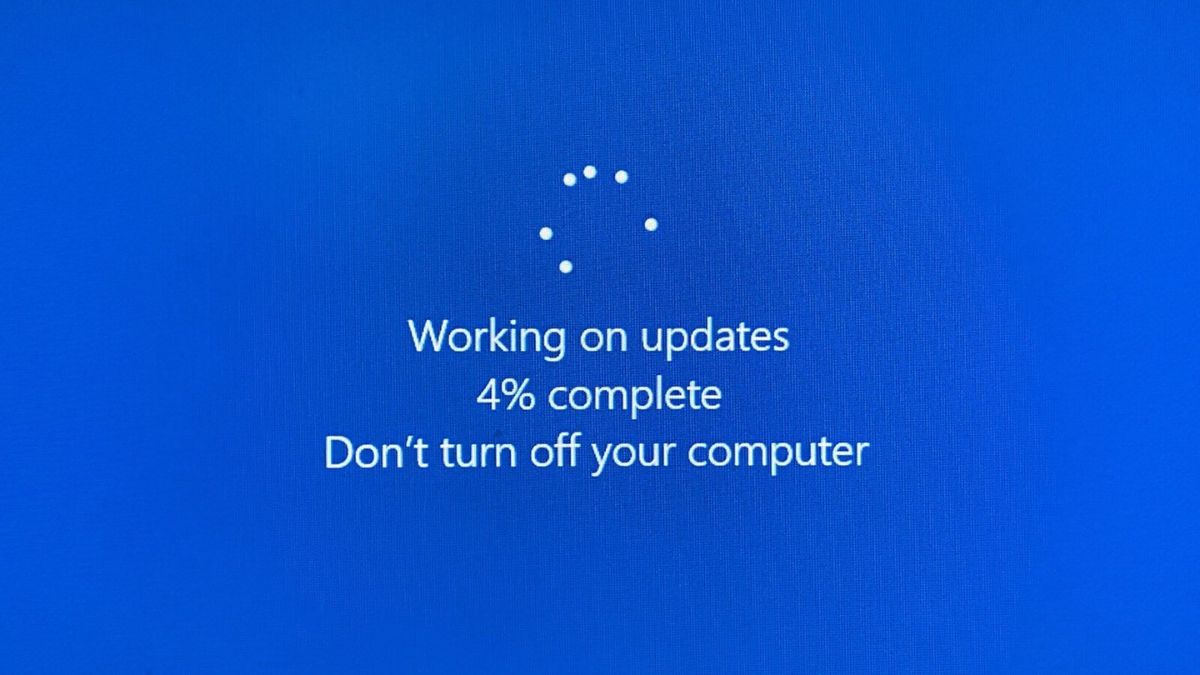 Working on updates là gì? Sửa lỗi máy bị treo khi update
