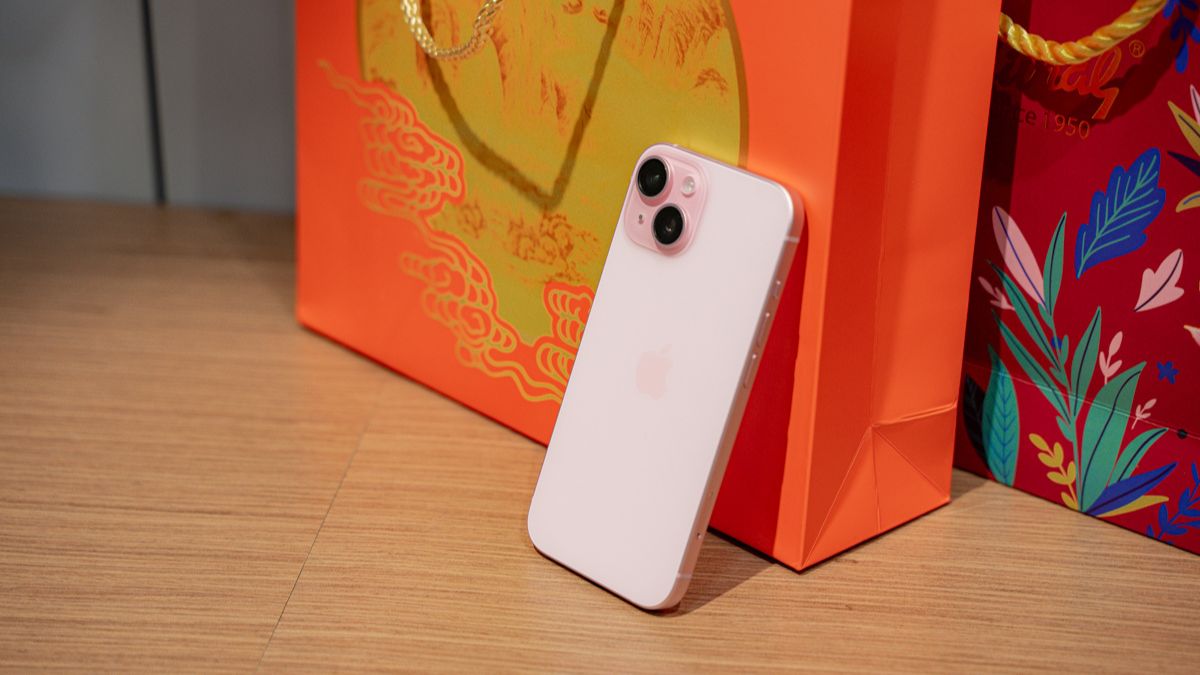Ảnh thực tế iPhone 15 màu hồng