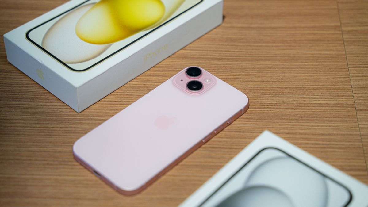 Ảnh thực tế iPhone 15 màu hồng đẹp ngọt ngào, cực cuốn mắt